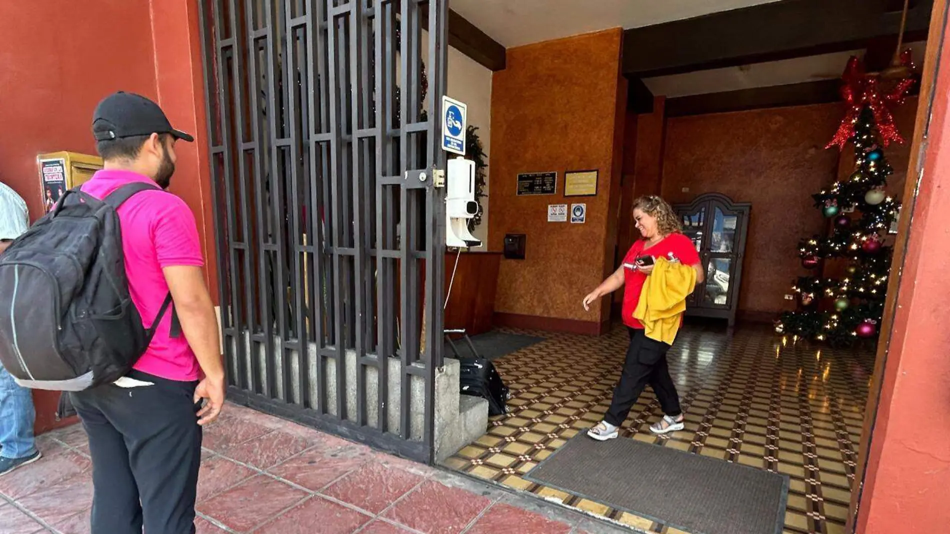 Turistas en la entrada de un hotel